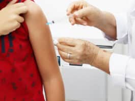 Secretaria Municipal de Saúde inicia vacinação contra a dengue para crianças e adolescentes entre 10 e 14 anos